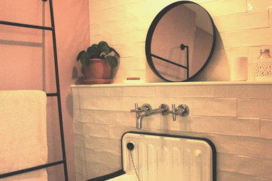 Idée de décoration pour une petite salle de bain tradition avec une baignoire posée, un carrelage blanc, des carreaux de céramique, un mur rose, un sol en carrelage de céramique, un plan de toilette en bois, un sol noir et un plan de toilette blanc.