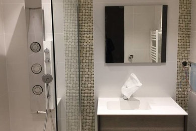 Cette image montre une petite salle de bain avec une douche à l'italienne et un plan de toilette en surface solide.