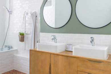 Idée de décoration pour une salle de bain design en bois brun avec un carrelage blanc, un mur gris, tomettes au sol, une vasque, un plan de toilette en bois, un sol rouge et un placard à porte plane.
