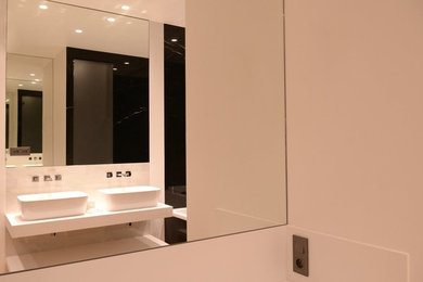 Design ideas for a traditional bathroom in Paris.