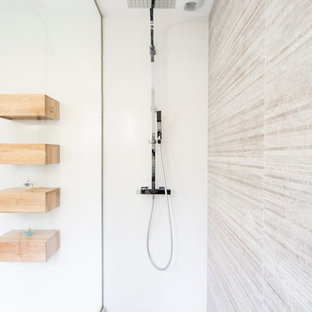 Cette image montre une petit salle d'eau design avec un lavabo encastré, une douche à l'italienne, un carrelage beige, carrelage en mosaïque, un mur blanc et un sol en carrelage de terre cuite.