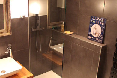 パリにあるおしゃれな浴室の写真