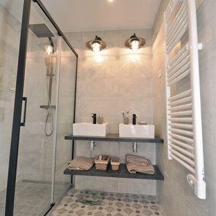 Kleines Industrial Badezimmer En Suite mit bodengleicher Dusche, beigefarbenen Fliesen, Keramikfliesen, beiger Wandfarbe, Zementfliesen, Einbauwaschbecken, gefliestem Waschtisch, beigem Boden und Schiebetür-Duschabtrennung in Lyon