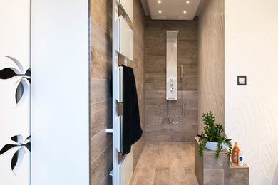 Idées déco pour une salle d'eau contemporaine avec une douche à l'italienne, des carreaux de céramique, un lavabo posé et un plan de toilette en carrelage.