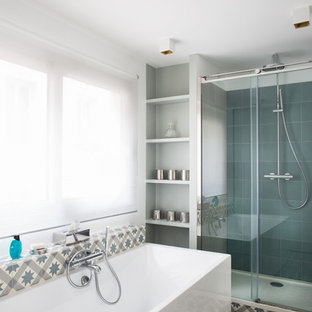 Idées déco pour une douche en alcôve principale scandinave de taille moyenne avec une baignoire indépendante, un mur gris, un carrelage blanc, un carrelage bleu, un carrelage gris et une cabine de douche à porte coulissante.