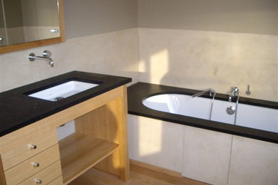 Design ideas for a contemporary bathroom in Angers.