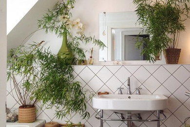 Design ideas for a medium sized world-inspired ensuite bathroom in Marseille with a console sink, white tiles, white walls, an alcove bath and dark hardwood flooring.