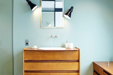 Стильный дизайн: главная ванная комната среднего размера в современном стиле с фасадами цвета дерева среднего тона, синими стенами, накладной раковиной, столешницей из дерева и коричневой столешницей - последний тренд