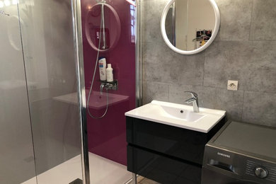 Exemple d'une salle d'eau moderne de taille moyenne avec une douche à l'italienne, un carrelage gris, un mur gris, un plan vasque et un plan de toilette en surface solide.