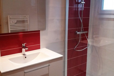 Exemple d'une salle de bain principale tendance de taille moyenne avec une douche à l'italienne, un carrelage rouge, des carreaux de céramique, un mur blanc, sol en béton ciré, un plan vasque, un plan de toilette en marbre, un sol gris et aucune cabine.