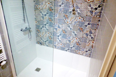 Inspiration pour une grande douche en alcôve traditionnelle avec des carreaux de béton.