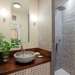 Cette photo montre une petit salle d'eau asiatique avec une douche à l'italienne, un carrelage beige, un mur beige, une vasque, un plan de toilette en bois et un plan de toilette marron.