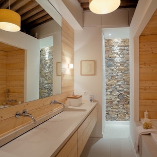 Réalisation d'une salle de bain principale nordique de taille moyenne avec un mur blanc, une grande vasque et une baignoire posée.