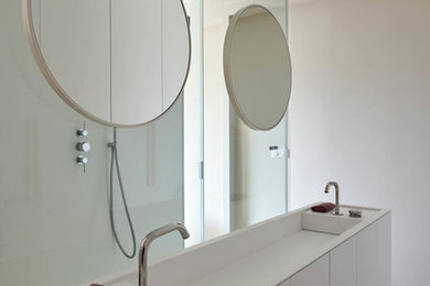 ニースにあるコンテンポラリースタイルのおしゃれな浴室の写真