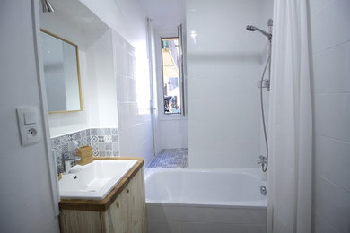 Inspiration pour une petite salle de bain principale design avec une baignoire sur pieds, un carrelage blanc, des carreaux de béton, un mur blanc, un lavabo encastré et un plan de toilette en bois.