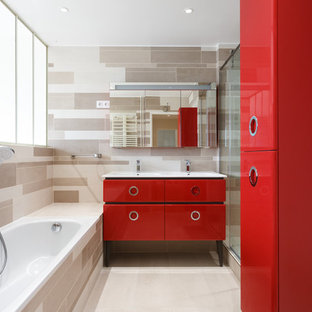 Idée de décoration pour une douche en alcôve design avec un placard en trompe-l'oeil, des portes de placard rouges, une baignoire posée, un sol beige, une cabine de douche à porte coulissante et un plan de toilette blanc.