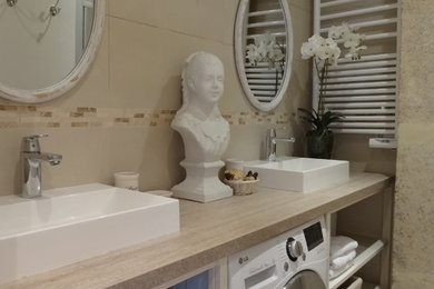 Aménagement d'une petite salle de bain classique avec un placard sans porte, une douche à l'italienne, des carreaux de porcelaine, un mur beige, un sol en travertin et un lavabo posé.