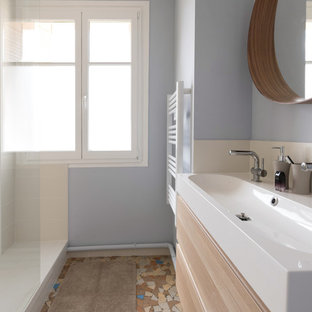 Mittelgroßes Nordisches Duschbad mit bodengleicher Dusche, lila Wandfarbe, Aufsatzwaschbecken und offener Dusche in Sonstige