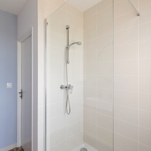 Mittelgroßes Nordisches Duschbad mit bodengleicher Dusche, lila Wandfarbe, Aufsatzwaschbecken und offener Dusche in Sonstige