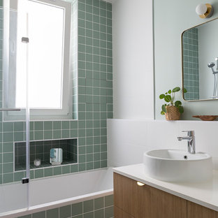 Inredning av ett modernt mellanstort en-suite badrum, med skåp i ljust trä, grön kakel, keramikplattor, terrazzogolv och laminatbänkskiva