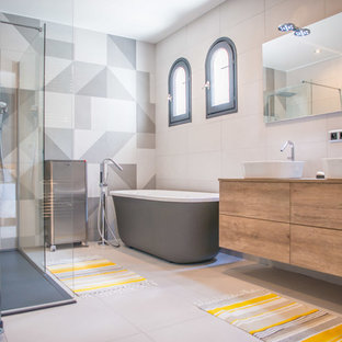 Inspiration för ett stort funkis en-suite badrum, med skåp i mellenmörkt trä, ett fristående badkar, en kantlös dusch, vit kakel, keramikplattor, klinkergolv i keramik, laminatbänkskiva, vitt golv, släta luckor och ett fristående handfat