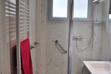 Idée de décoration pour une salle de bain victorienne avec une douche à l'italienne, un plan vasque et une cabine de douche à porte battante.