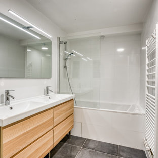 Aménagement d'une petit salle de bain principale contemporaine avec un bain bouillonnant, un carrelage blanc, un mur blanc, un sol en carrelage de céramique, un lavabo encastré, un sol gris, un plan de toilette blanc, un placard à porte plane, des portes de placard beiges et un combiné douche/baignoire.