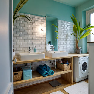 Foto de cuarto de baño principal y tendedero, escandinavo, de tamaño medio, con baldosas y/o azulejos blancos, baldosas y/o azulejos de cemento, paredes verdes, suelo laminado, armarios abiertos, puertas de armario de madera clara, lavabo sobreencimera, encimera de madera, suelo beige y encimeras beige