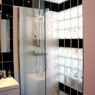 Mittelgroßes Klassisches Badezimmer En Suite mit flächenbündigen Schrankfronten, weißen Schränken, bodengleicher Dusche, Wandtoilette, schwarz-weißen Fliesen, Glasfliesen, oranger Wandfarbe, Linoleum, Trogwaschbecken, Kalkstein-Waschbecken/Waschtisch, orangem Boden, offener Dusche und blauer Waschtischplatte in Paris
