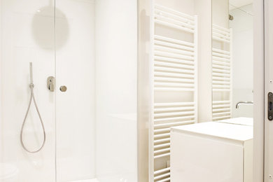 Inspiration pour une salle de bain design avec des portes de placard noires, une baignoire d'angle, un espace douche bain, un carrelage noir et blanc, des carreaux de céramique, un mur blanc et une cabine de douche à porte battante.