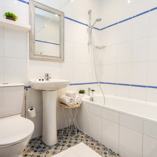 Mittelgroßes Shabby-Style Badezimmer mit Unterbauwanne, Toilette mit Aufsatzspülkasten, weißen Fliesen, weißer Wandfarbe, Zementfliesen, Einbauwaschbecken und blauem Boden in Paris