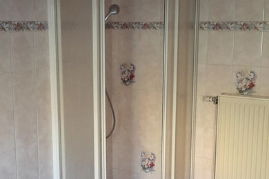 Inspiration pour une salle de bain principale minimaliste de taille moyenne avec une douche à l'italienne et un mur gris.