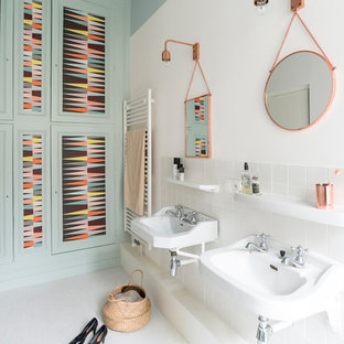 Réalisation d'une salle de bain nordique de taille moyenne avec un lavabo suspendu, un placard avec porte à panneau encastré, un carrelage blanc, un mur multicolore et des portes de placards vertess.