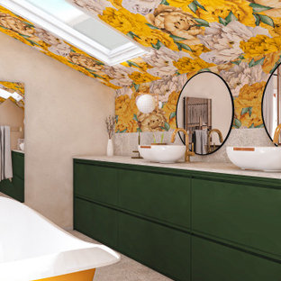 Inspiration pour une salle de bain principale design de taille moyenne avec une baignoire sur pieds, un mur jaune, un sol en bois clair, un lavabo posé, un sol gris, meuble double vasque, du papier peint, un placard à porte plane, des portes de placards vertess, un carrelage gris, un plan de toilette gris et meuble-lavabo encastré.