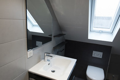 Exemple d'une petite salle d'eau chic avec une douche d'angle et WC suspendus.
