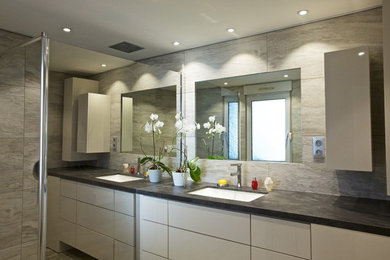 Inspiration for a contemporary bathroom remodel in Strasbourg