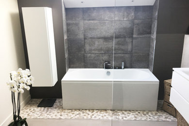 Exemple d'une salle de bain principale moderne de taille moyenne avec un placard à porte affleurante, des portes de placard blanches, une douche double, un carrelage blanc, un carrelage gris, des carreaux de céramique, un mur gris, carreaux de ciment au sol, un lavabo intégré, un sol beige et une cabine de douche à porte battante.