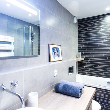 Rénovation d'une salle de bain bleue contemporaine