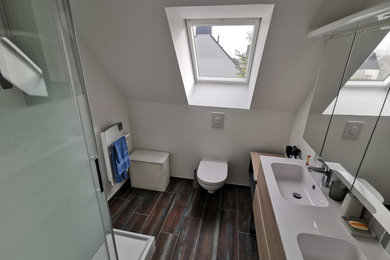 Aménagement d'une petite salle d'eau contemporaine avec une douche d'angle et WC suspendus.