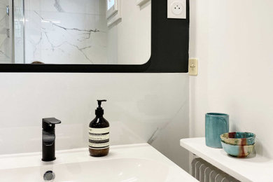 Bild på ett litet funkis vit vitt badrum för barn, med en kantlös dusch, en vägghängd toalettstol, vit kakel, marmorkakel, svarta väggar, klinkergolv i keramik, ett konsol handfat, svart golv och dusch med gångjärnsdörr