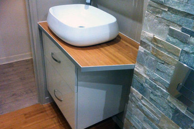 Idées déco pour une salle de bain avec un mur blanc, parquet foncé, une grande vasque et un sol marron.