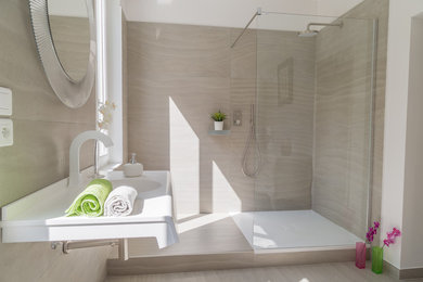 Inspiration pour une salle de bain principale design de taille moyenne avec une douche à l'italienne, un carrelage beige, des carreaux de céramique, un mur beige, carreaux de ciment au sol, une grande vasque, un plan de toilette en surface solide, un sol beige et une cabine de douche à porte battante.