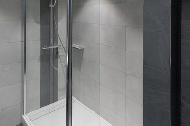 Aménagement d'une salle de bain principale contemporaine de taille moyenne avec une douche ouverte, WC suspendus et des carreaux de céramique.