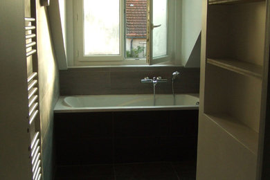 Aménagement d'une salle de bain moderne de taille moyenne.