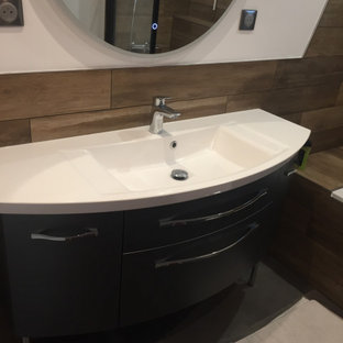 75+ Badezimmer mit Fliesen in Holzoptik und schwarzem Boden Ideen