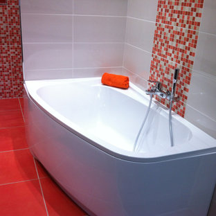 Mittelgroßes Modernes Badezimmer En Suite mit Eckbadewanne, farbigen Fliesen, Keramikboden und orangem Boden in Paris