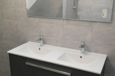 Пример оригинального дизайна: главная ванная комната среднего размера в классическом стиле с полновстраиваемой ванной, синей плиткой, белыми стенами, полом из винила, консольной раковиной и коричневым полом