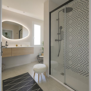 Bild på ett stort vintage vit vitt en-suite badrum, med luckor med profilerade fronter, skåp i ljust trä, ett platsbyggt badkar, en dusch i en alkov, svart och vit kakel, keramikplattor, beige väggar, klinkergolv i keramik, ett konsol handfat, laminatbänkskiva, beiget golv och med dusch som är öppen