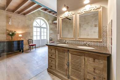 Photo of a traditional bathroom in Bordeaux.