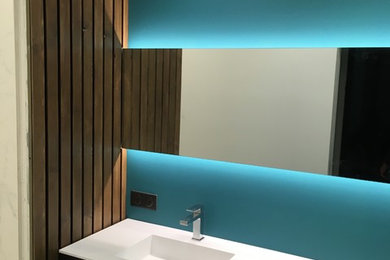 Idées déco pour une petite salle de bain principale contemporaine avec des portes de placard noires, une douche à l'italienne, un carrelage noir et blanc, du carrelage en marbre, un mur bleu, un lavabo encastré et aucune cabine.